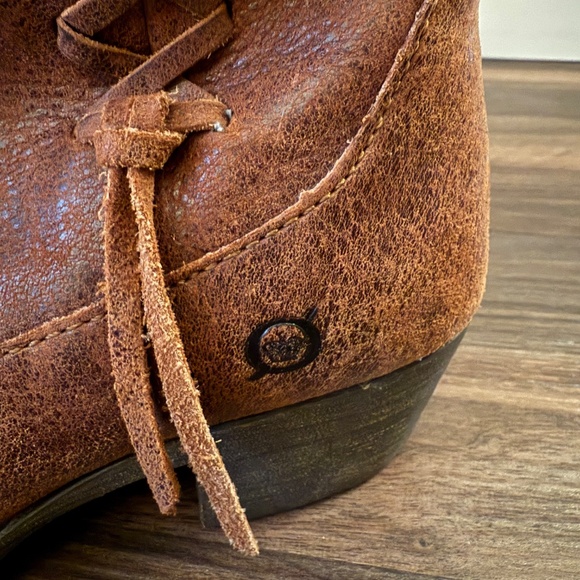 Born Women’s Brown Distressed Leather Western Style Low Boot Size 7.5 - Picture 7 of 13